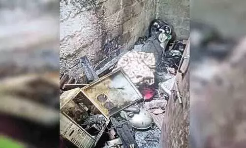 നിലവിളക്കിൽനിന്ന് തീപടർന്ന് വീട് കത്തിനശിച്ചു