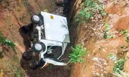 നിയന്ത്രണംവിട്ട് പിക്അപ് വാൻ കനാലിലേക്ക് മറിഞ്ഞു