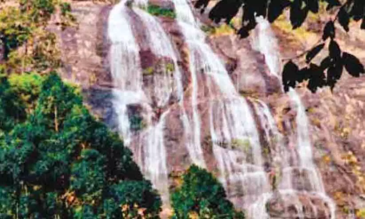 ആ​റ്റ്ല വെ​ള്ള​ച്ചാ​ട്ടം