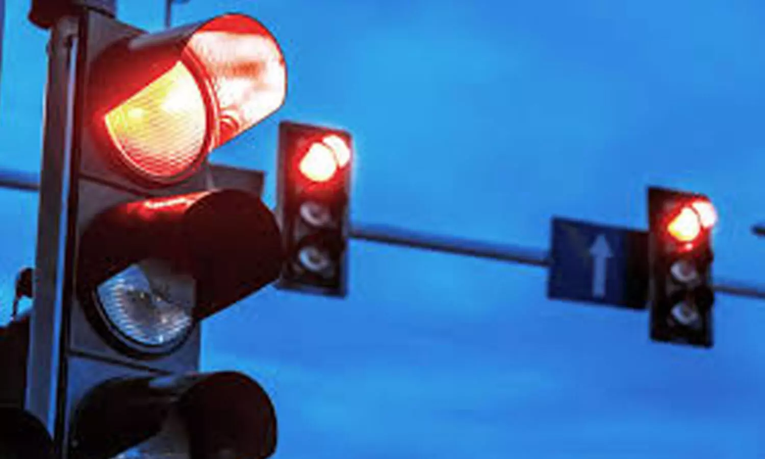 ല​ഹ​രി​യി​ൽ റെ​ഡ്​ സി​ഗ്​​ന​ൽ മു​റി​ച്ചു​ക​ട​ന്ന 25കാ​ര​ന്​ ത​ട​വും പി​ഴ​യും