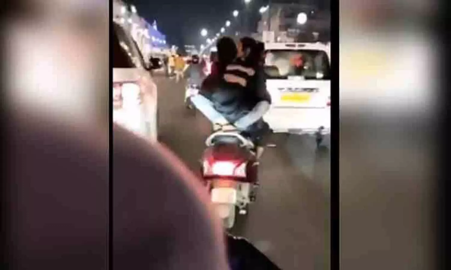 സ്കൂട്ടറിൽ മുഖാമുഖമിരുന്ന് പെൺകുട്ടിയെ കെട്ടിപ്പിടിച്ചും ഉമ്മവെച്ചും യാത്ര; യുവാവ് അറസ്റ്റിൽ-വിഡിയോ