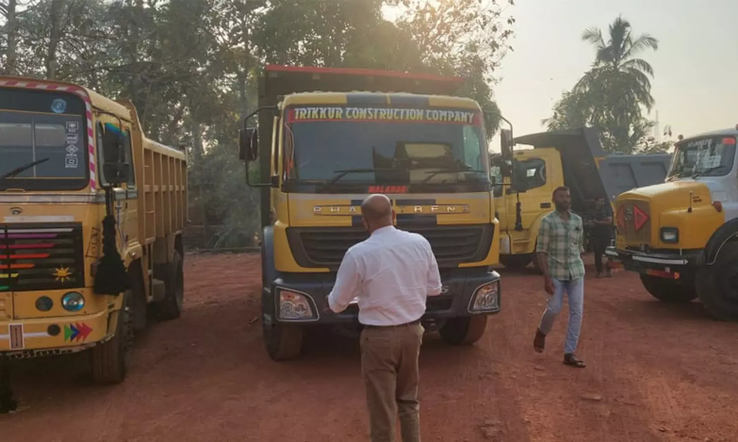 അമിത ഭാരം കയറ്റിയ 240 വാഹനങ്ങൾ  പിടിച്ചെടുത്തു, പിഴ 70 ലക്ഷം, ഉദ്യോഗസ്ഥർക്ക് കോഴ ഗൂഗിൽ പേയിൽ