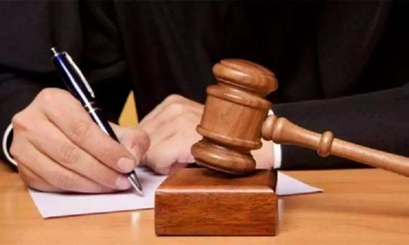 ചികിത്സപ്പിഴവ്: രണ്ടു ഡോക്ടർമാർക്ക് എട്ടു ലക്ഷം രൂപ പിഴ ചികിത്സപ്പിഴവ്: രണ്ടു ഡോക്ടർമാർക്ക് എട്ടു ലക്ഷം രൂപ പിഴ