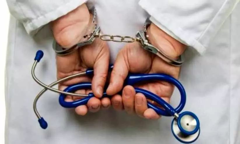 ഡോക്ടറായി ചമഞ്ഞ യുവതി രോഗിയുടെ സ്വർണം കവർന്നു ഡോക്ടറായി ചമഞ്ഞ യുവതി രോഗിയുടെ സ്വർണം കവർന്നു