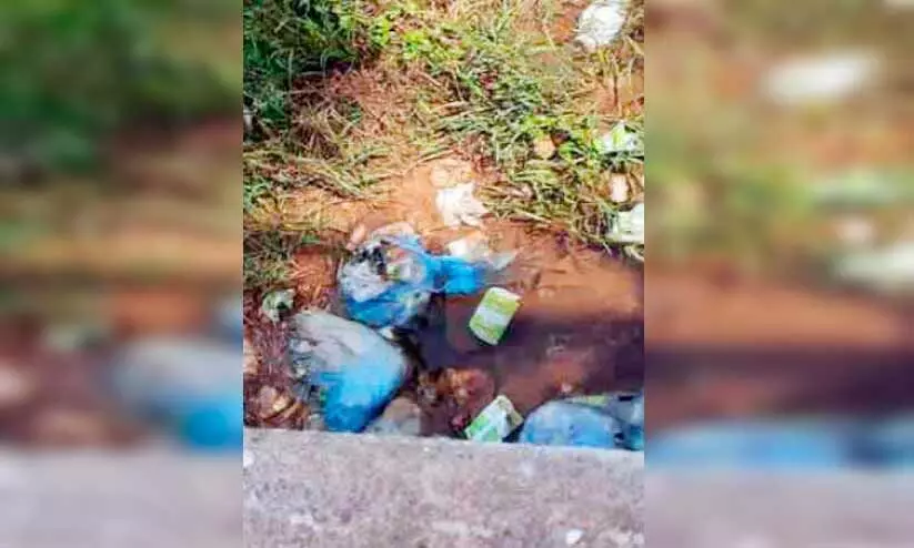 കൂൾബാറിലെ മാലിന്യങ്ങൾ ജലാശയത്തിൽ തള്ളിയ കടയുടമക്ക് കിട്ടിയത് എട്ടിന്റെ പണി