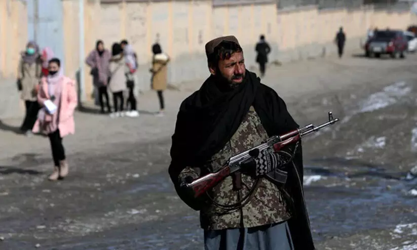 നാല് മോഷ്ടാക്കളുടെ കൈകൾ പരസ്യമായി വെട്ടി താലിബാൻ; സ്വവർഗരതിക്ക് ചാട്ടവാറടി നാല് മോഷ്ടാക്കളുടെ കൈകൾ പരസ്യമായി വെട്ടി താലിബാൻ; സ്വവർഗരതിക്ക് ചാട്ടവാറടി