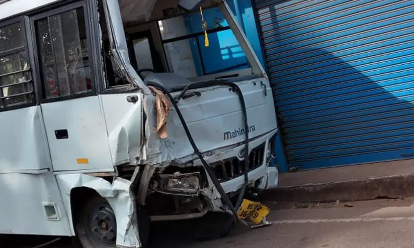 മിനി ബസ് മതിലിൽ ഇടിച്ചു മറിഞ്ഞു; 20 വിദ്യാർഥികൾക്ക് പരിക്ക്