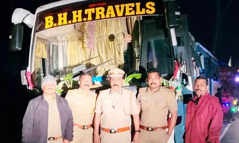 വ്യാജരേഖകളുമായി എത്തിയ ടൂറിസ്റ്റ് ബസ് പിടികൂടി വ്യാജരേഖകളുമായി എത്തിയ ടൂറിസ്റ്റ് ബസ് പിടികൂടി