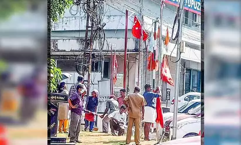 കൊടികൾ നീക്കം ചെയ്യുന്നു കൊടികൾ നീക്കം ചെയ്യുന്നു