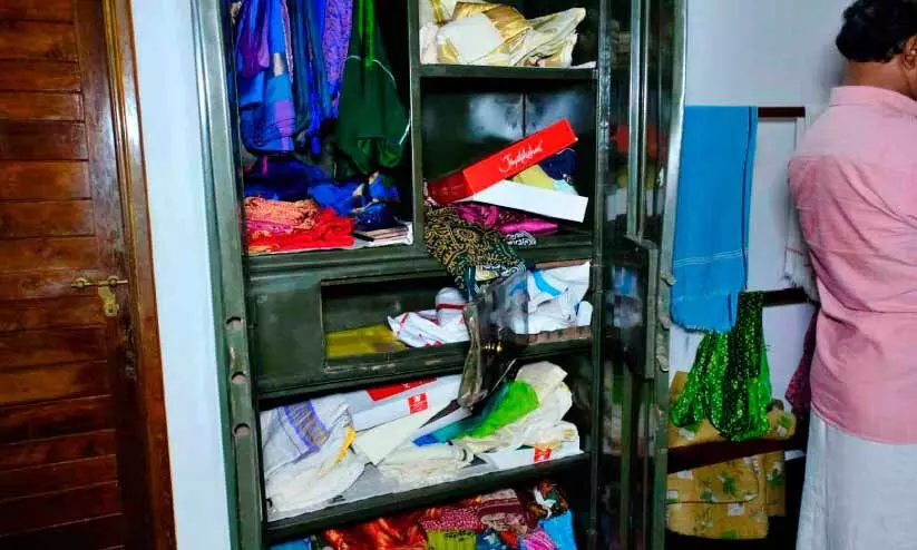പെരിഞ്ഞനത്ത് അടച്ചിട്ട വീട്ടിൽ മോഷണം പെരിഞ്ഞനത്ത് അടച്ചിട്ട വീട്ടിൽ മോഷണം