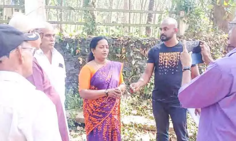 കോൺക്രീറ്റിൽ കമ്പിക്ക് പകരം തടി;പഞ്ചായത്ത് പ്രസിഡന്റ് സ്ഥലം സന്ദർശിച്ചു കോൺക്രീറ്റിൽ കമ്പിക്ക് പകരം തടി;പഞ്ചായത്ത് പ്രസിഡന്റ് സ്ഥലം സന്ദർശിച്ചു