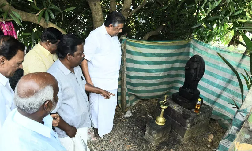 സജി ചെറിയാൻ പെരുംപറയ സ്മൃതി മണ്ഡപം സന്ദർശിച്ചു