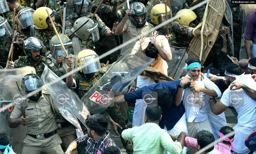 യൂത്ത് ലീഗ് സെക്രട്ടറിയറ്റ് മാർച്ചിൽ സംഘർഷം; ലാത്തിയടി, കണ്ണീർവാതകം, ഗ്രനേഡ്​ പ്രയോഗം