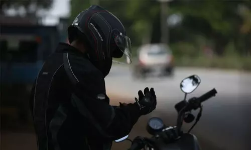 ലൈ​സ​ന്‍സ് ഇ​ല്ലാ​ത്ത ഇ​രു​ച​ക്ര വാ​ഹ​ന​ങ്ങ​ള്‍ക്ക് മു​ന്ന​റി​യി​പ്പ്​