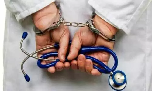 ഡോ​ക്ട​റാ​യി ച​മ​ഞ്ഞ യു​വ​തി രോ​ഗി​യു​ടെ സ്വ​ർ​ണം ക​വ​ർ​ന്നു