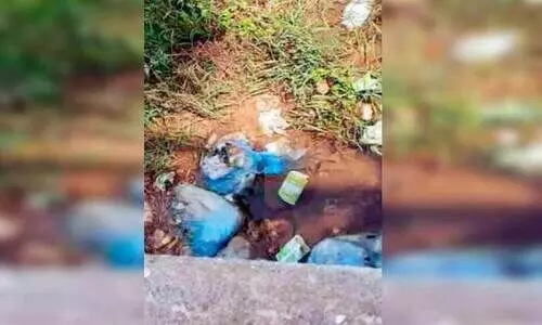 കൂൾബാറിലെ മാലിന്യങ്ങൾ ജലാശയത്തിൽ തള്ളിയ കടയുടമക്ക് കിട്ടിയത് എട്ടിന്റെ പണി