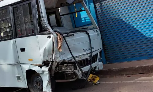 മിനി ബസ് മതിലിൽ ഇടിച്ചു മറിഞ്ഞു; 20 വിദ്യാർഥികൾക്ക് പരിക്ക്