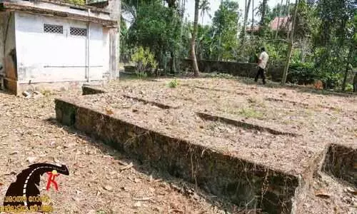 മണ്ണും മനവും മരവിച്ചിവർ...