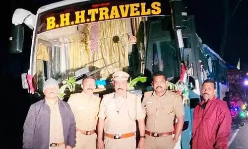 വ്യാ​ജരേ​ഖ​ക​ളു​മാ​യി എ​ത്തി​യ ടൂ​റി​സ്റ്റ് ബ​സ് പി​ടി​കൂ​ടി