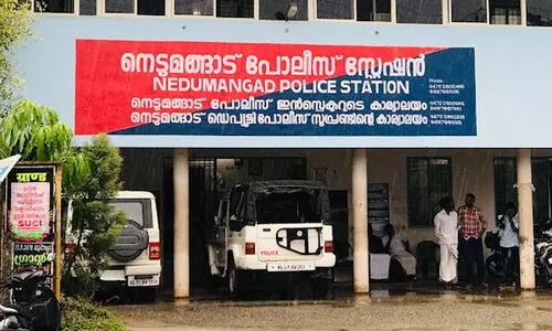 പൊലീസ് സ്റ്റേഷനില് മുണ്ടഴിച്ച് യുവാവിന്റെ ആത്മഹത്യാ ശ്രമം പൊലീസ് സ്റ്റേഷനില് മുണ്ടഴിച്ച് യുവാവിന്റെ ആത്മഹത്യാ ശ്രമം