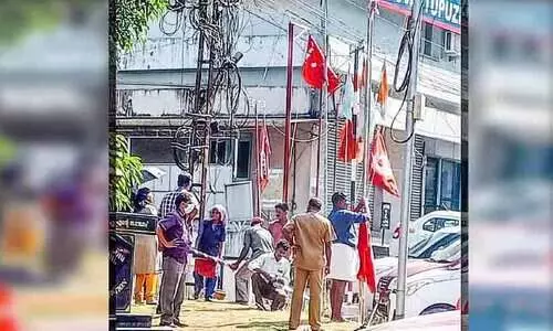 കൊടികൾ നീക്കം ചെയ്യുന്നു കൊടികൾ നീക്കം ചെയ്യുന്നു