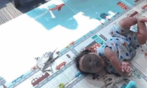 കൈക്കുഞ്ഞിനെ ഓഫിസിൽ കിടത്തി ജോലി ചെയ്യുന്ന സി.ഇ.ഒ അമ്മ; കൈയടിച്ച് നെറ്റിസൺസ്