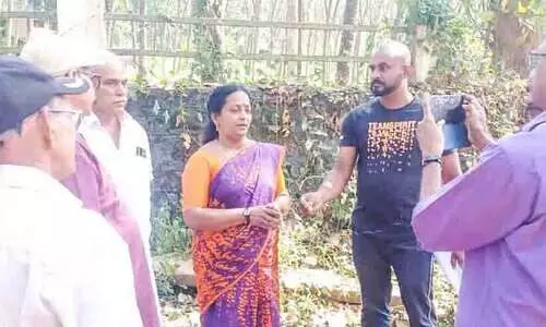 കോൺക്രീറ്റിൽ കമ്പിക്ക് പകരം തടി;പഞ്ചായത്ത് പ്രസിഡന്റ് സ്ഥലം സന്ദർശിച്ചു കോൺക്രീറ്റിൽ കമ്പിക്ക് പകരം തടി;പഞ്ചായത്ത് പ്രസിഡന്റ് സ്ഥലം സന്ദർശിച്ചു