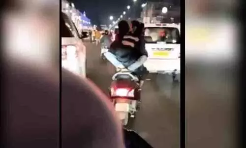 സ്കൂട്ടറിൽ മുഖാമുഖമിരുന്ന് പെൺകുട്ടിയെ കെട്ടിപ്പിടിച്ചും ഉമ്മവെച്ചും യാത്ര; യുവാവ് അറസ്റ്റിൽ-വിഡിയോ