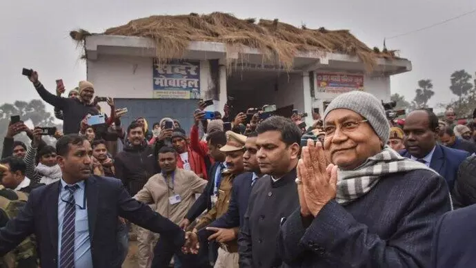 നിതീഷ് കുമാറിന് വഴിയൊരുക്കാൻ ലോക്കൽ ട്രെയിൻ 15 മിനിറ്റ് പിടിച്ചിട്ടു നിതീഷ് കുമാറിന് വഴിയൊരുക്കാൻ ലോക്കൽ ട്രെയിൻ 15 മിനിറ്റ് പിടിച്ചിട്ടു