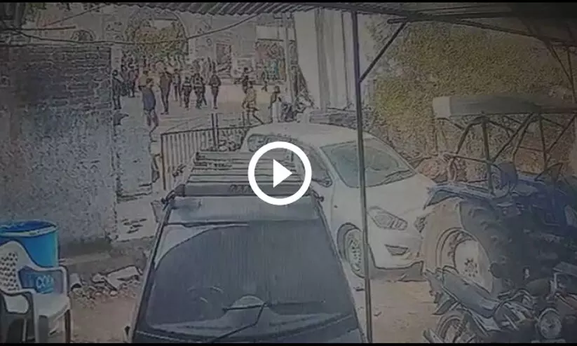 ക്ഷേത്രത്തിന് സമീപം സ്ഥാപിച്ച കോൺഗ്രസ് മുൻ മുഖ്യമന്ത്രിയുടെ ബാനർ വലിച്ചുകീറി ബി.ജെ.പി നേതാവ്