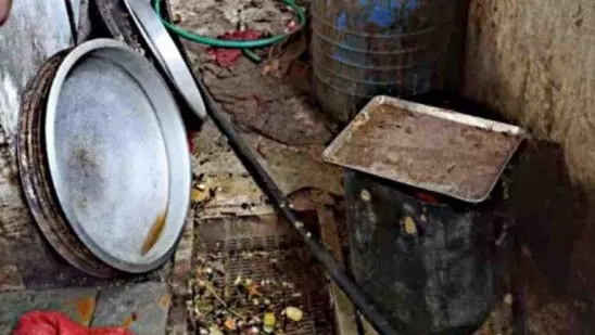 വൃത്തിഹീനം: കോഫി ഹൗസിന്റെ ലൈസന്സ് സസ്പെന്ഡ് ചെയ്തു; ഭക്ഷ്യ സുരക്ഷാ ഉദ്യോഗസ്ഥരെ സ്ഥലംമാറ്റി വൃത്തിഹീനം: കോഫി ഹൗസിന്റെ ലൈസന്സ് സസ്പെന്ഡ് ചെയ്തു; ഭക്ഷ്യ സുരക്ഷാ ഉദ്യോഗസ്ഥരെ സ്ഥലംമാറ്റി