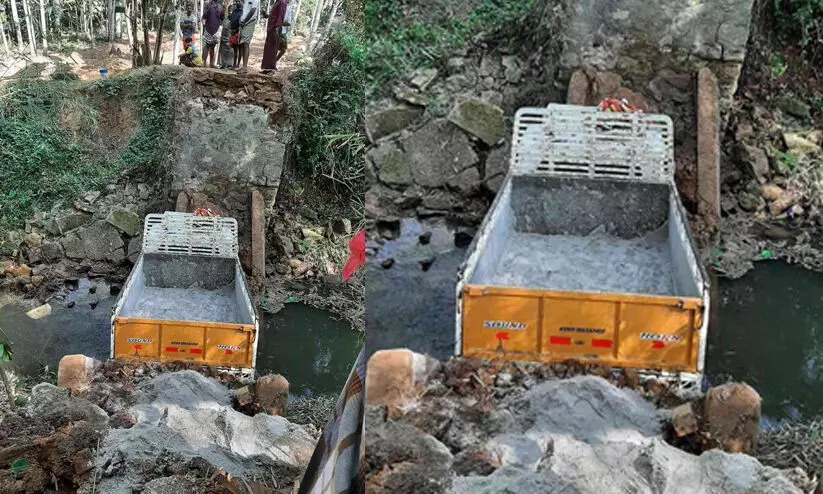 എലിമലയിൽ പാലം തകർന്നു പിക്കപ്പ് വാൻ തോട്ടിൽ വീണു എലിമലയിൽ പാലം തകർന്നു പിക്കപ്പ് വാൻ തോട്ടിൽ വീണു