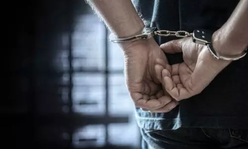 നി​രീ​ക്ഷ​ണ കാ​മ​റ​യി​ല്‍ കു​ടു​ങ്ങി​യ മോ​ഷ്ടാ​ക്ക​ള്‍ക്ക് ത​ട​വ്