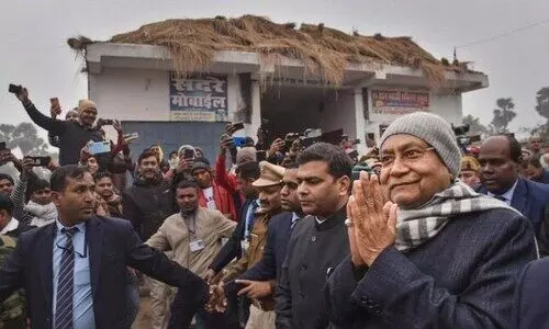 നിതീഷ് കുമാറിന് വഴിയൊരുക്കാൻ ലോക്കൽ ട്രെയിൻ 15 മിനിറ്റ് പിടിച്ചിട്ടു