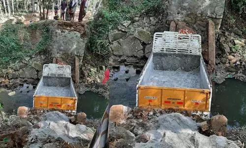 എലിമലയിൽ പാലം തകർന്നു പിക്കപ്പ് വാൻ തോട്ടിൽ വീണു