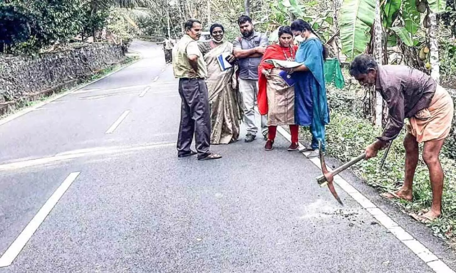 മല്ലശ്ശേരിമുക്ക്-ളാക്കൂർ-കോന്നി റോഡിലെ വിജിലൻസ് പരിശോധന: ടാറിങ്ങിന്‍റെ ഗുണനിലവാരം പരിശോധിച്ചു