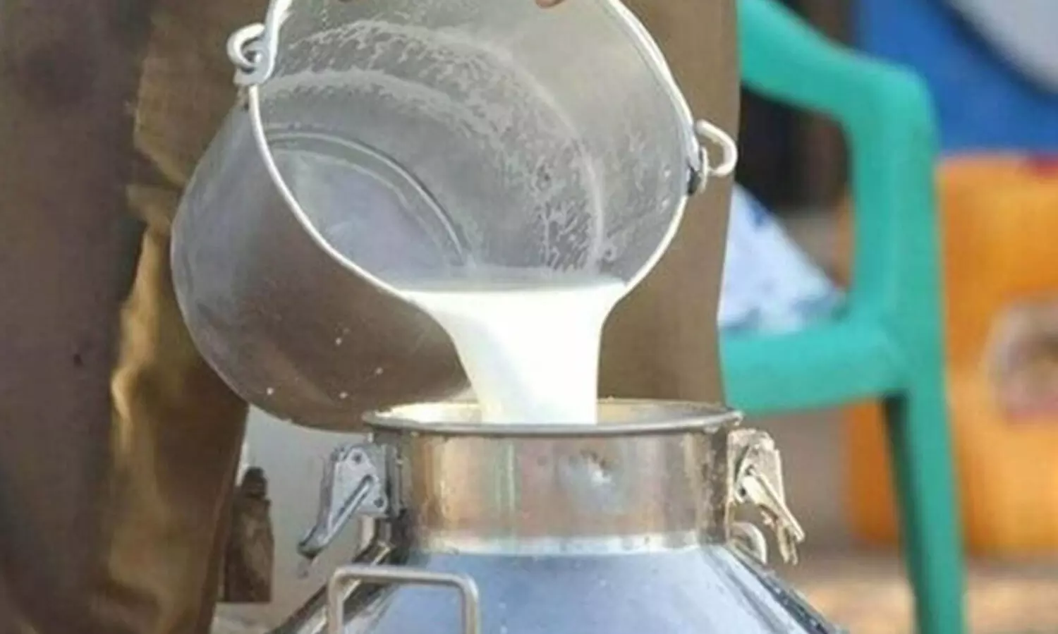 പാലിൽ വെള്ളം ചേർത്തതിന് 32 വർഷത്തിനുശേഷം ശിക്ഷ വിധിച്ചു; ആറു മാസം തടവ്