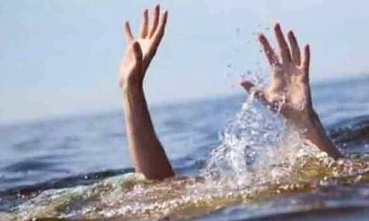 കായലിൽ ഒഴുക്കിൽപെട്ടയാളെ മത്സ്യത്തൊഴിലാളികൾ രക്ഷിച്ചു