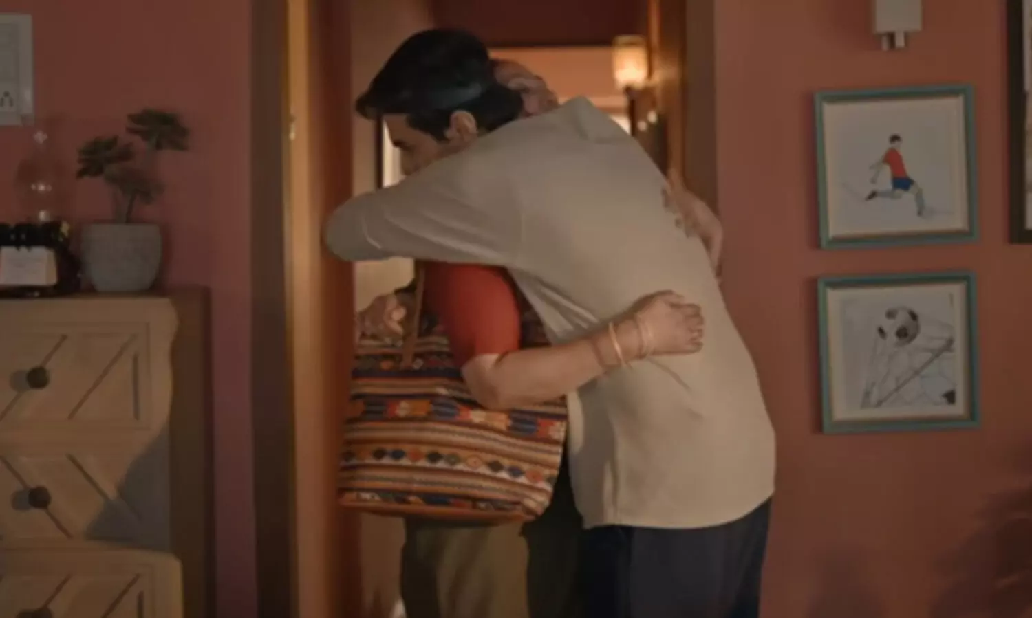 പ്രായം കൂടുമ്പോൾ അമ്മമാരെ ആലിഗനം ചെയ്യുന്നത് കുറയുന്നുവെന്ന് സര്‍വേ