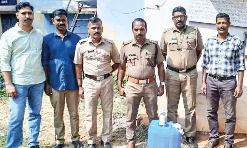 സ്പിരിറ്റ് ഉപേക്ഷിച്ച നിലയില് സ്പിരിറ്റ് ഉപേക്ഷിച്ച നിലയില്