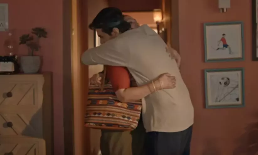 പ്രായം കൂടുമ്പോൾ അമ്മമാരെ ആലിഗനം ചെയ്യുന്നത് കുറയുന്നുവെന്ന് സര്‍വേ