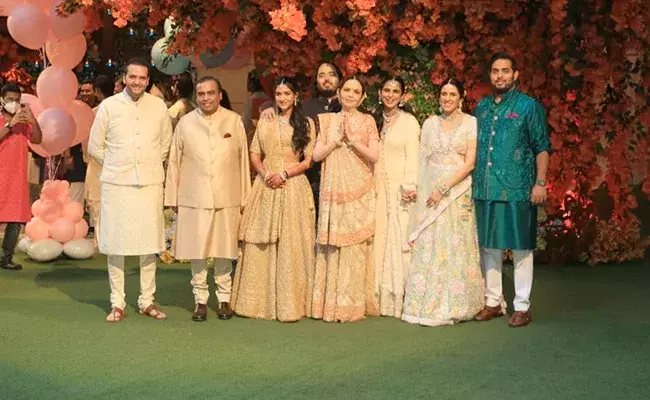 മകന്റെ വിവാഹ നിശ്ചയചടങ്ങിൽ ഫ്ലാഷ് മൊബുമായി മുകേഷ് അംബാനി -വിഡിയോ