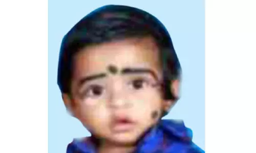 മാതാവിന്‍റെയും സഹോദരന്‍റെയും കൺമുന്നിൽ സ്‌കൂൾ വാനിനടിയിൽപെട്ട് രണ്ടരവയസ്സുകാരൻ മരിച്ചു