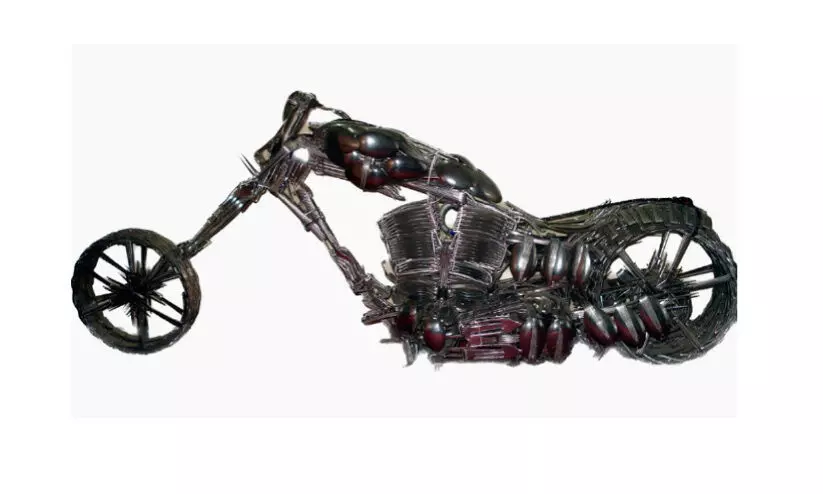 സ്പൂണും ഫോർക്കുംകൊണ്ട് നിർമിച്ച ‘ഹാർലി ഡേവിഡ്സൺ’ മോട്ടോർ ബൈക്ക്