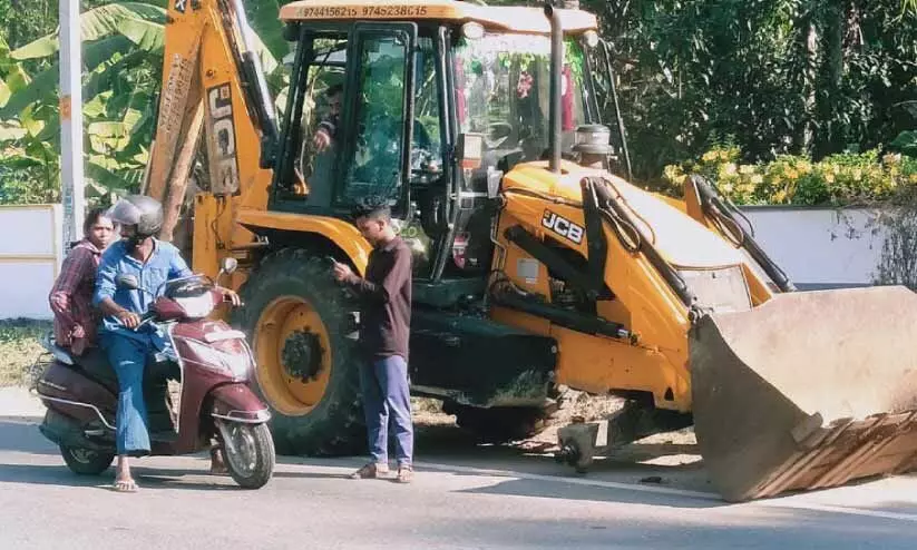 ഓട്ടത്തിനിടെ മണ്ണുമാന്തി യന്ത്രത്തിന്റെ മുന്ചക്രം ഊരിത്തെറിച്ചു ഓട്ടത്തിനിടെ മണ്ണുമാന്തി യന്ത്രത്തിന്റെ മുന്ചക്രം ഊരിത്തെറിച്ചു