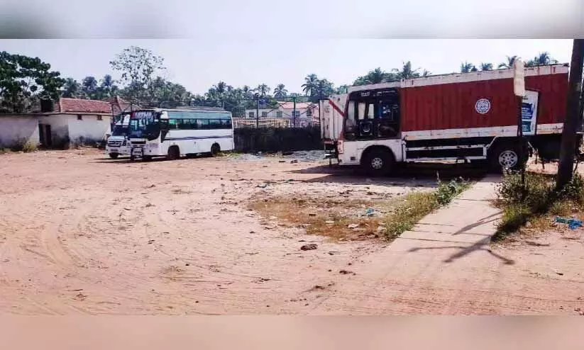 ബസുകൾ കയറാതെ പുതിയങ്ങാടി ബസ് സ്റ്റാൻഡ് ബസുകൾ കയറാതെ പുതിയങ്ങാടി ബസ് സ്റ്റാൻഡ്