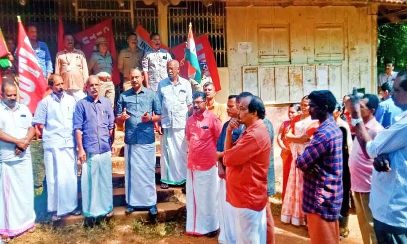 വേതനമില്ല; ആറളം ഫാമിൽ തൊഴിലാളി സമരം തുടങ്ങി വേതനമില്ല; ആറളം ഫാമിൽ തൊഴിലാളി സമരം തുടങ്ങി