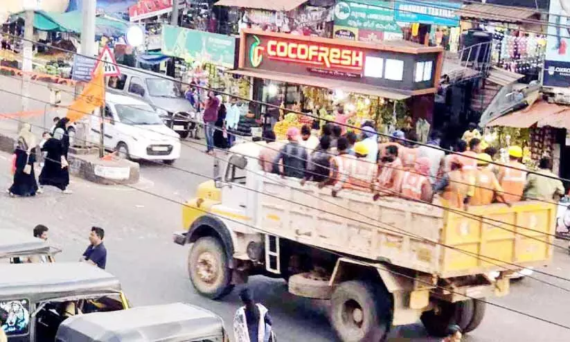 ദേശീയപാത വികസനം: തൊഴിലാളികളെ കൊണ്ടുപോകുന്നത് ലോറികളിൽ കുത്തിനിറച്ച് ദേശീയപാത വികസനം: തൊഴിലാളികളെ കൊണ്ടുപോകുന്നത് ലോറികളിൽ കുത്തിനിറച്ച്