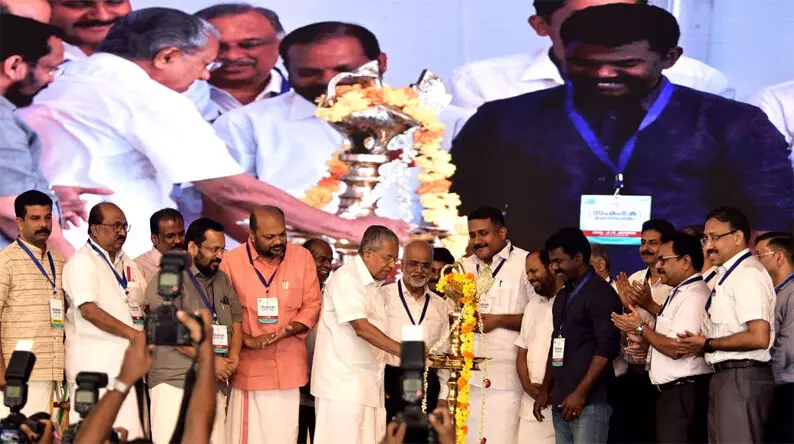 കേരളം വ്യവസായ സൗഹൃദമല്ലെന്ന് സ്ഥാപിക്കാൻ കരുതിക്കൂട്ടിയുള്ള പ്രചാരണങ്ങൾ നടക്കുന്നുവെന്ന് മുഖ്യമന്ത്രി കേരളം വ്യവസായ സൗഹൃദമല്ലെന്ന് സ്ഥാപിക്കാൻ കരുതിക്കൂട്ടിയുള്ള പ്രചാരണങ്ങൾ നടക്കുന്നുവെന്ന് മുഖ്യമന്ത്രി