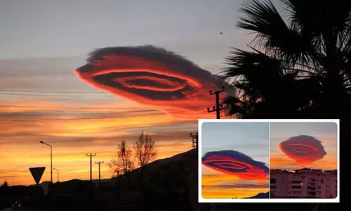 ആകാശത്ത് ‘പിങ്ക് നിറത്തിൽ’ പറക്കും തളിക പോലെ മേഘം; ചിത്രങ്ങളും വിഡിയോകളും വൈറൽ